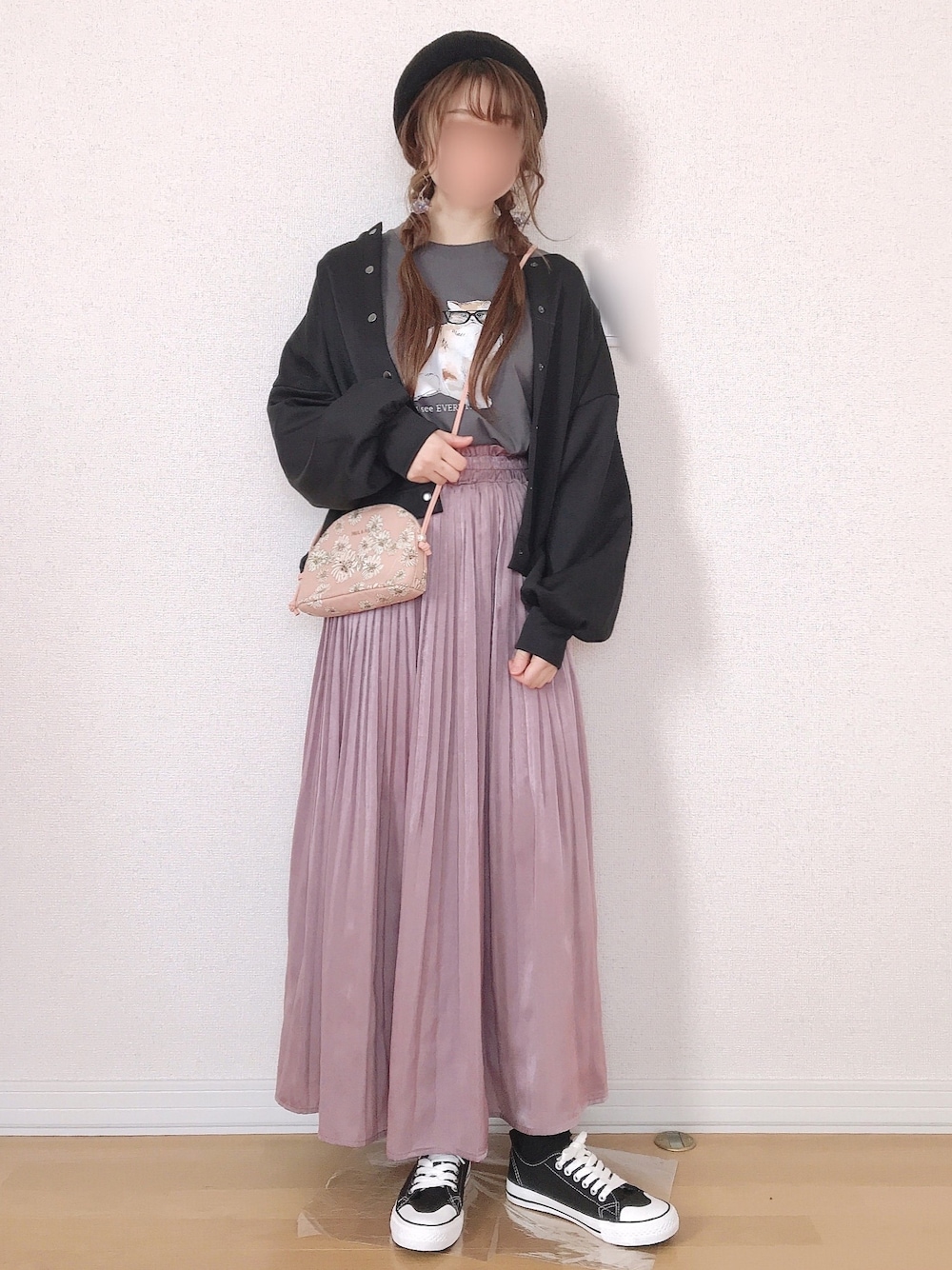 グレー系のTシャツ/カットソー、ピンク系のスカート、ブラック系のスニーカーを着用したレディースの春コーディネートの1枚目の写真