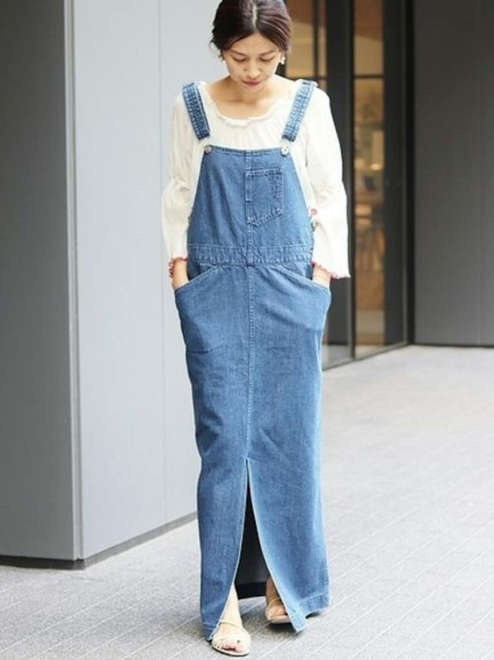 「IENA、大人カジュアル、ジャンパースカート、マキシ丈、デニムジャンパースカート、IENA LA BOUCLE」｜「IENA LA BOUCLEのIENA LA BOUCLE デニムジャンパースカート◆（ジャンパースカート、ブルー系）」を使った、sonoさん（レディース・160cm）の夏コーディネートの1枚目の写真