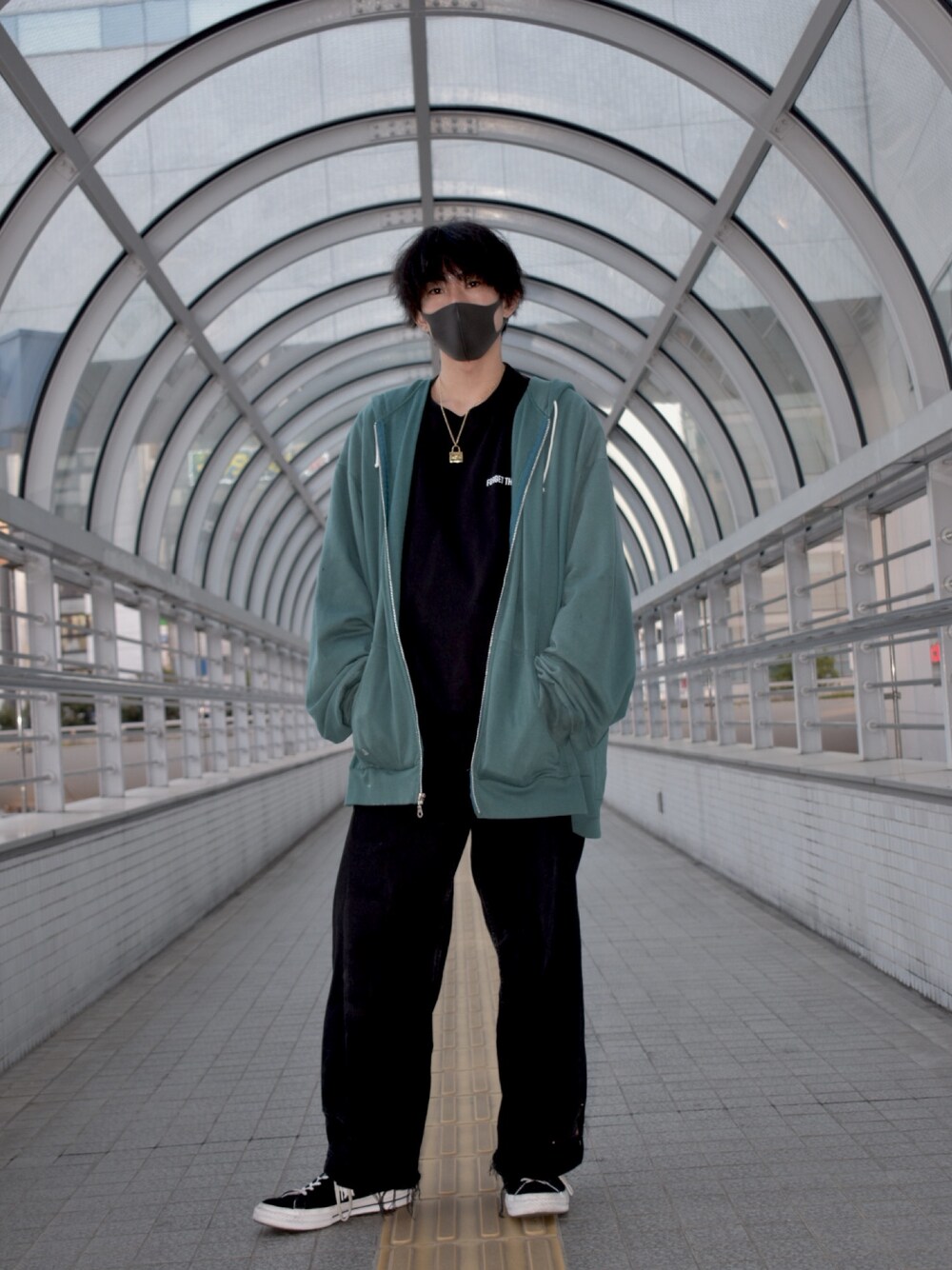 「私の推しブランド、Levi's、CELINE、古着、スケータースタイル、リメイクジーンズ」｜「古着のアイテム（パーカー、グリーン系）」を使った、yukiさん（メンズ・180cm）の冬コーディネートの1枚目の写真