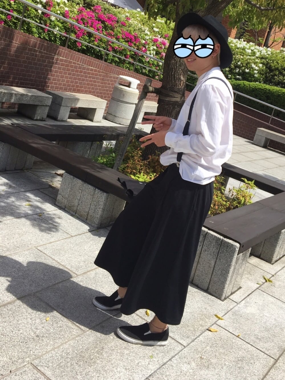 ブラック系のスラックス、ブラック系のスリッポン、ホワイト系のシャツ/ブラウスを着用したメンズの春コーディネートの1枚目の写真