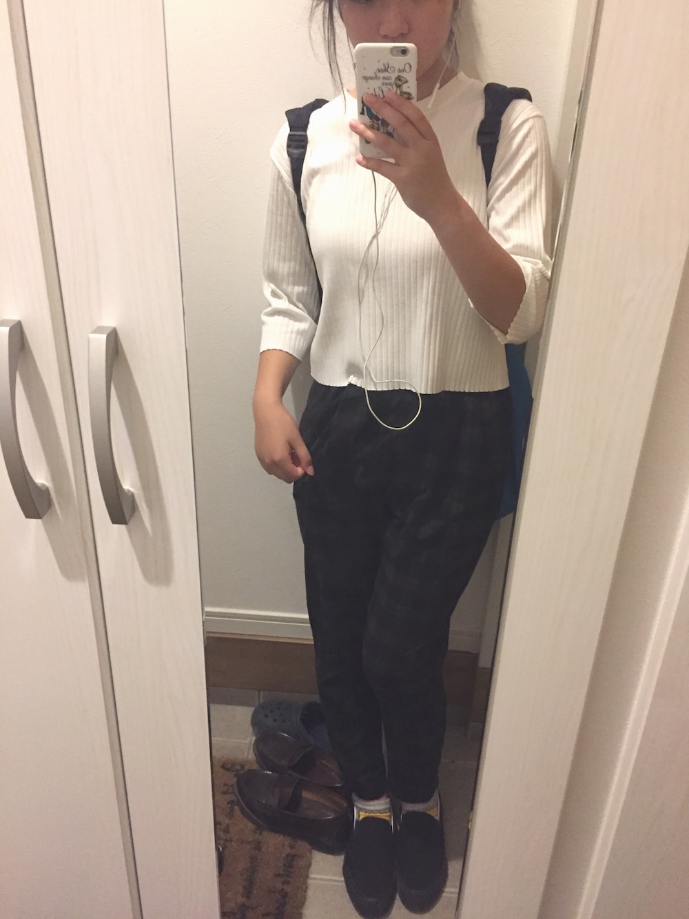 「EMODAのアイテム（その他トップス、ホワイト系）」を使った、みうさん（レディース・164cm）の秋コーディネートの1枚目の写真