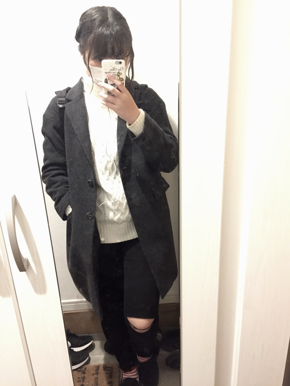 「UNIQLOのアイテム（チェスターコート、ブラック系）」を使った、みうさん（レディース・164cm）の冬コーディネートの1枚目の写真