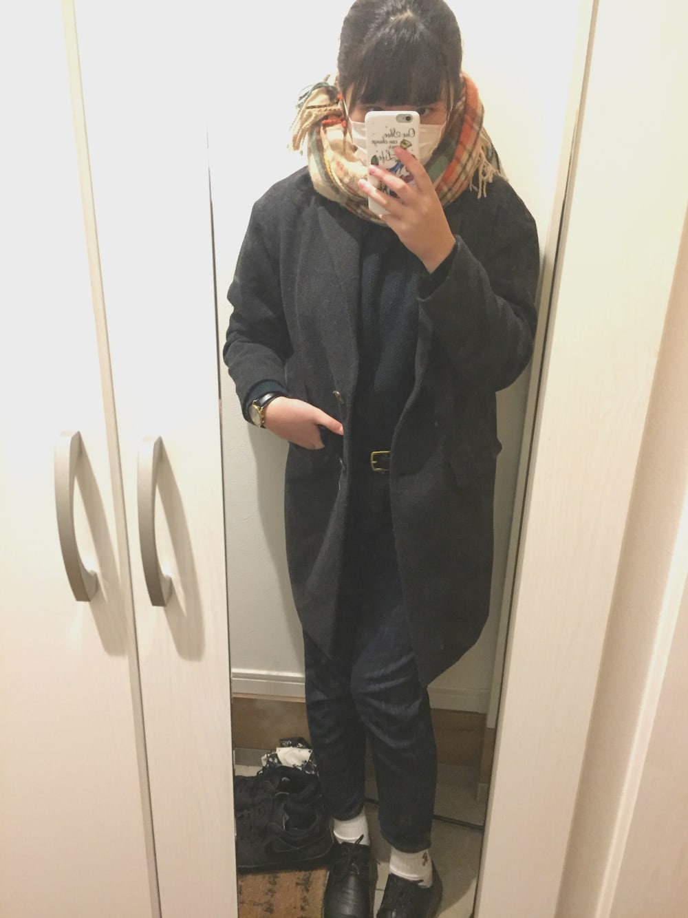 「UNIQLOのアイテム（チェスターコート、ブラック系）」を使った、みうさん（レディース・164cm）の春コーディネートの1枚目の写真