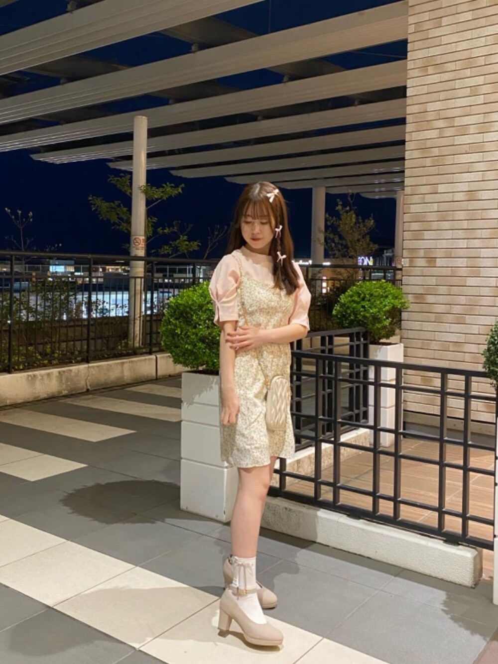 ベージュ系のパンプス、ピンク系のTシャツ/カットソーを着用したレディースの春コーディネートの1枚目の写真