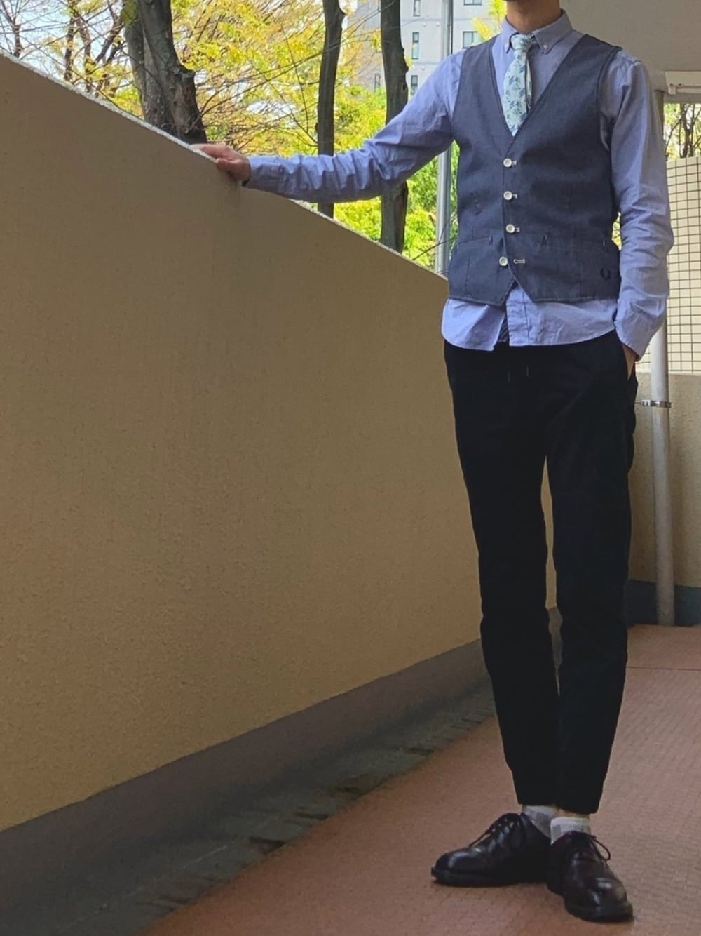 ブルー系のベスト、ブルー系のネクタイを着用したメンズの春コーディネートの1枚目の写真