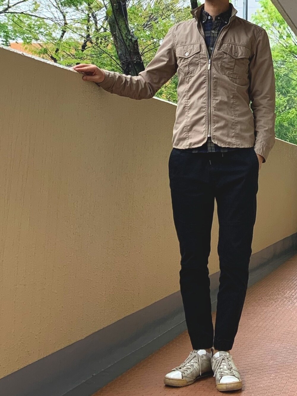 グリーン系のシャツ/ブラウスを着用したメンズの春コーディネートの1枚目の写真