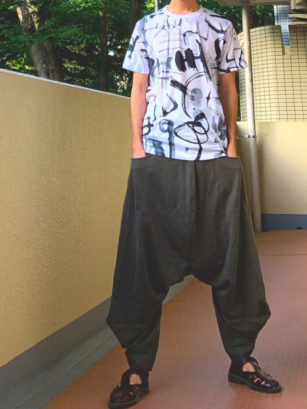 ホワイト系のTシャツ/カットソー、グレー系のその他パンツを着用したメンズの春コーディネートの1枚目の写真