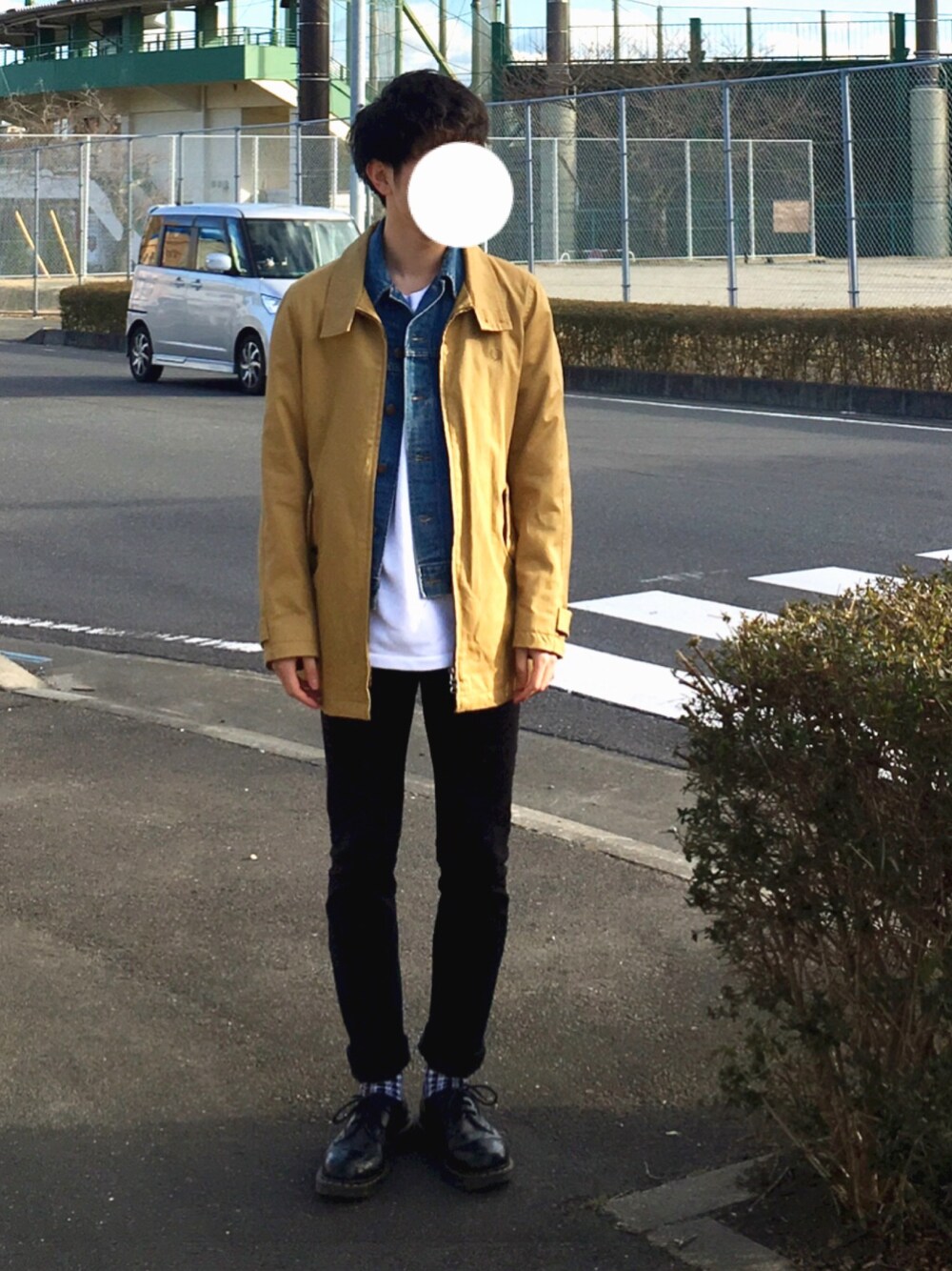 ベージュ系のステンカラーコート、ホワイト系のTシャツ/カットソー、ブラック系のその他シューズを着用したメンズの冬コーディネートの1枚目の写真