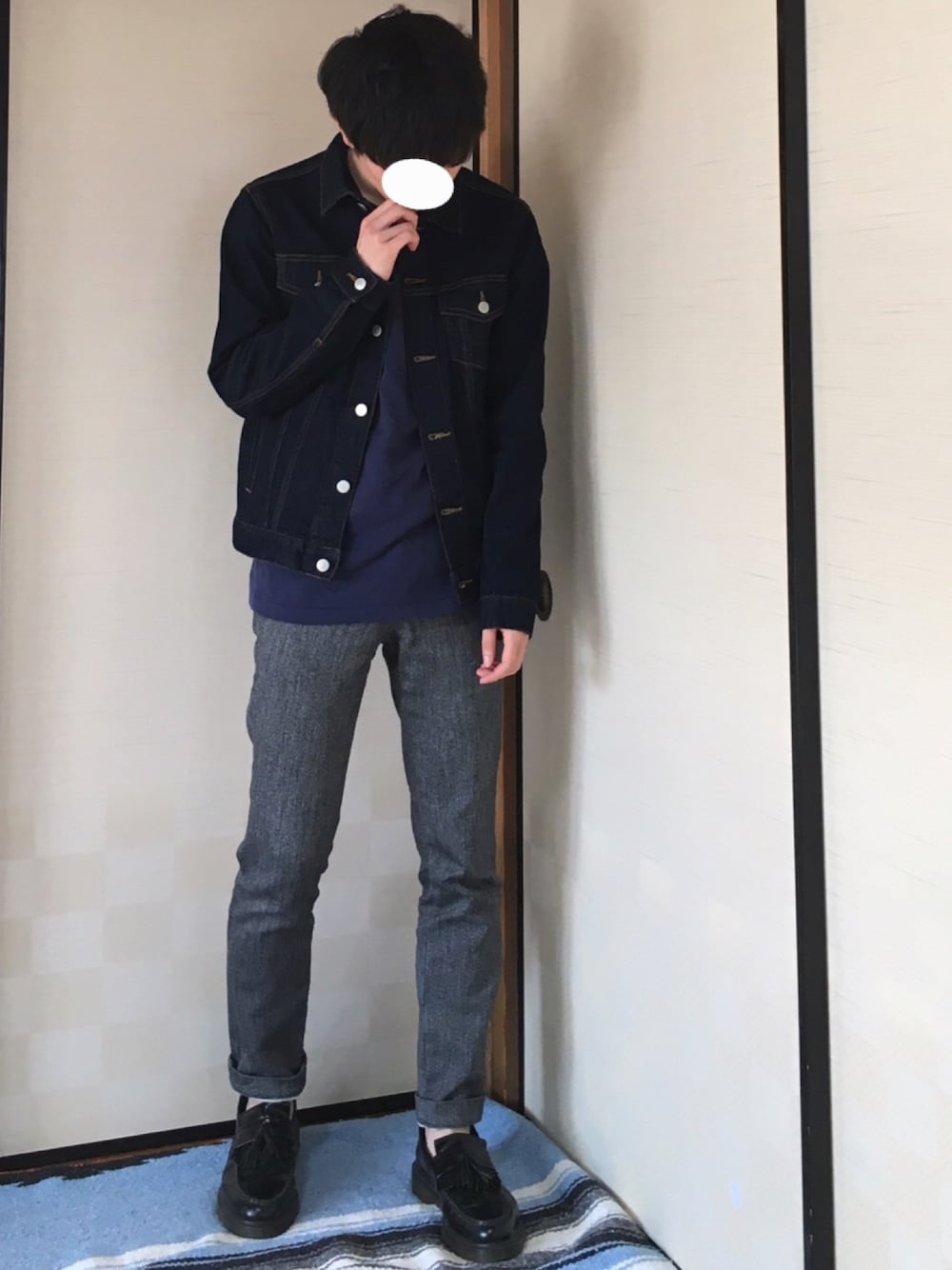 「春コーデ、休日スタイル、Dr.Martens、デニムジャケット、シンプル、ラフ、カジュアルコーデ」｜「UNIQLOのアイテム（トップス、ブルー系）」を使った、zawaさん（メンズ・169cm）の春コーディネートの1枚目の写真