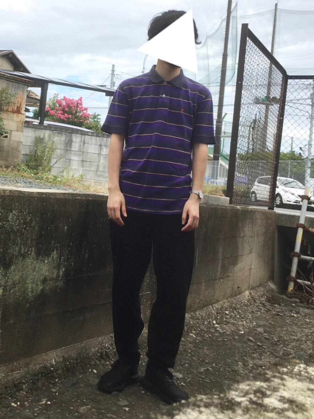 ブラック系のアナログ腕時計を着用したメンズの秋コーディネートの1枚目の写真