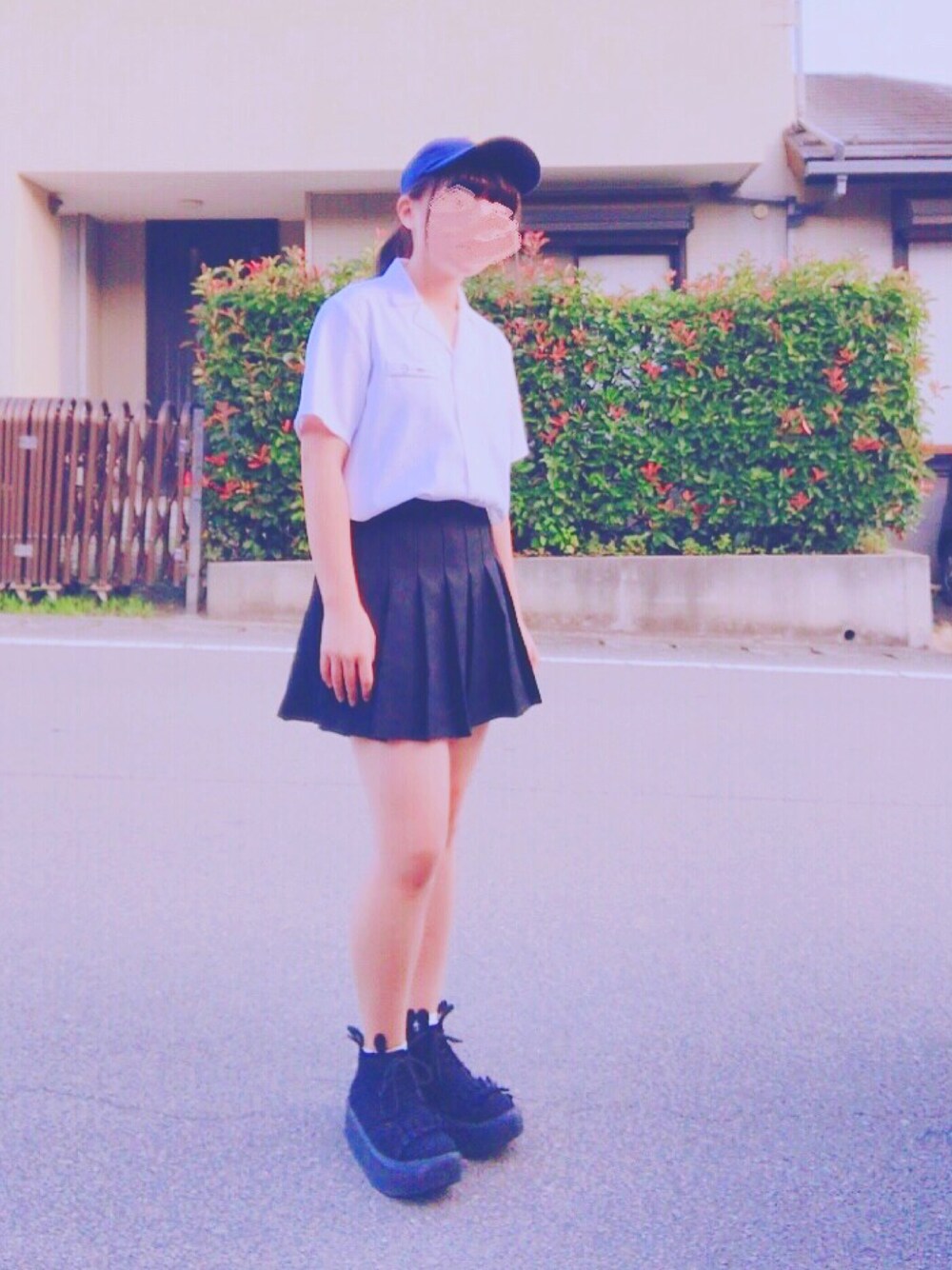 「girl、ミニスカート、EATME、Tokyo bopper、FOREVER 21、キャップ」｜「EATMEのロゴ刺繍ボーリングシャツ（シャツ/ブラウス、ホワイト系）」を使った、Kohakuさん（レディース・149cm）の秋コーディネートの1枚目の写真