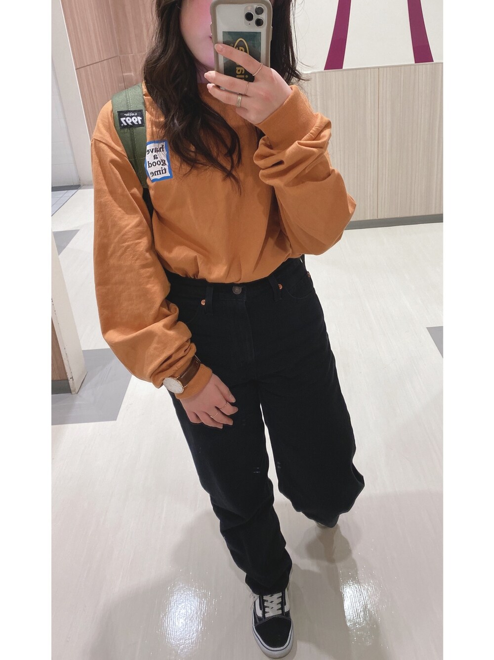 「シンプルコーデ、休日スタイル、お洒落さんとつながりたい、スニーカーコーデ、パンツスタイル、ゆるコーデ、春、ロンT、ストリート、低身長」｜「Levi'sのアイテム（パンツ、ブラック系）」を使った、Kohakuさん（レディース・149cm）の春コーディネートの1枚目の写真