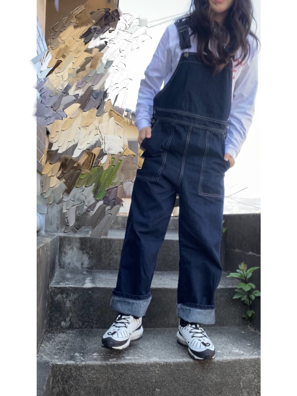 「シンプル、楽チンコーデ、春、プチプラコーデ、低身長、スニーカー、ootd、春夏コーデ、ラフ、オーバーオール」｜「kutirの【低身長向けSサイズあり】デニムオーバーオール（サロペット/オーバーオール、ブルー系）」を使った、Kohakuさん（レディース・149cm）の春コーディネートの1枚目の写真