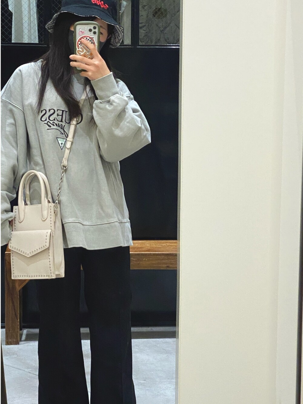 「フレアパンツ、秋コーデ、低身長コーデ、お洒落さんとつながりたい、パンツスタイル、きれいめカジュアル、秋冬コーデ、ゆるコーデ、ラクチンコーデ、ビッグシルエット」｜「GuessのGUESS / ゲス FRONT EMBRO C/N SWEAT（スウェット、グレー系）」を使った、Kohakuさん（レディース・149cm）の秋コーディネートの1枚目の写真