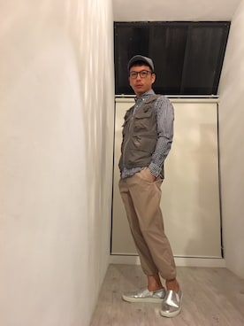 「アイテム（スリッポン、シルバー系）」を使った、小利寶さん（メンズ・168cm）の秋コーディネート