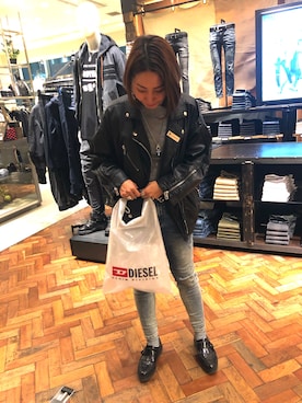 「DIESEL（ディーゼル）のWOMEN'S デニムライダースブルゾン（ライダースジャケット、ブラック系）」を使った、Misakiさん（レディース・158cm）の冬コーディネート