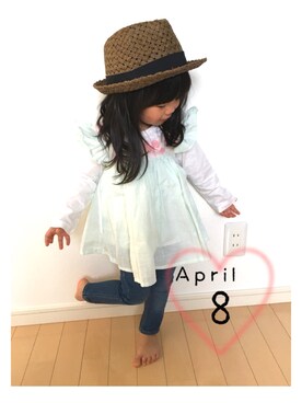 「お土産のアイテム（シャツ/ブラウス、グリーン系）」を使った、めいこさん（キッズ・90cm）の春コーディネート