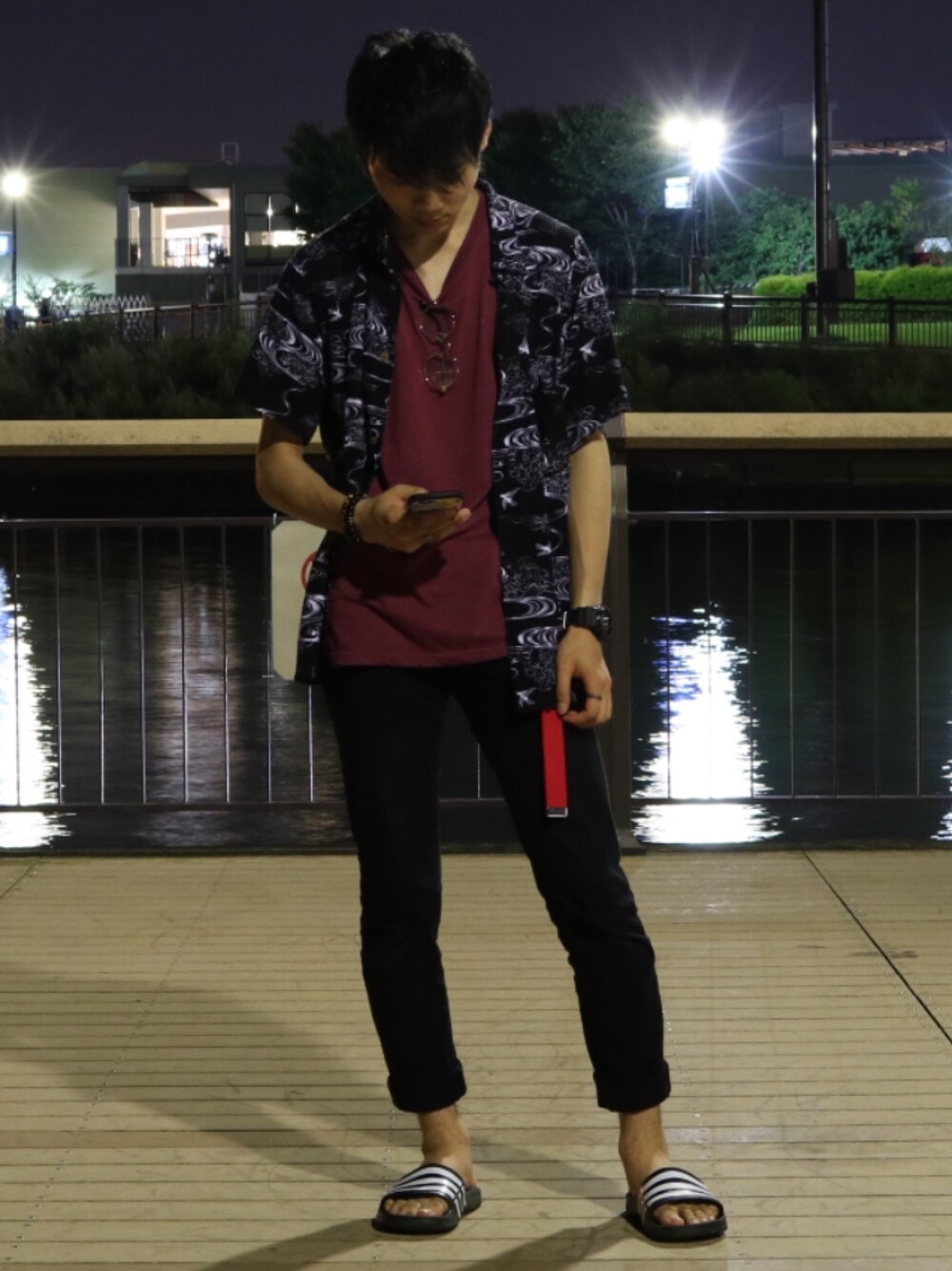 ブラック系のジャケット/アウター、レッド系のTシャツ/カットソー、ブラック系のデニムパンツを着用したメンズの秋コーディネートの1枚目の写真