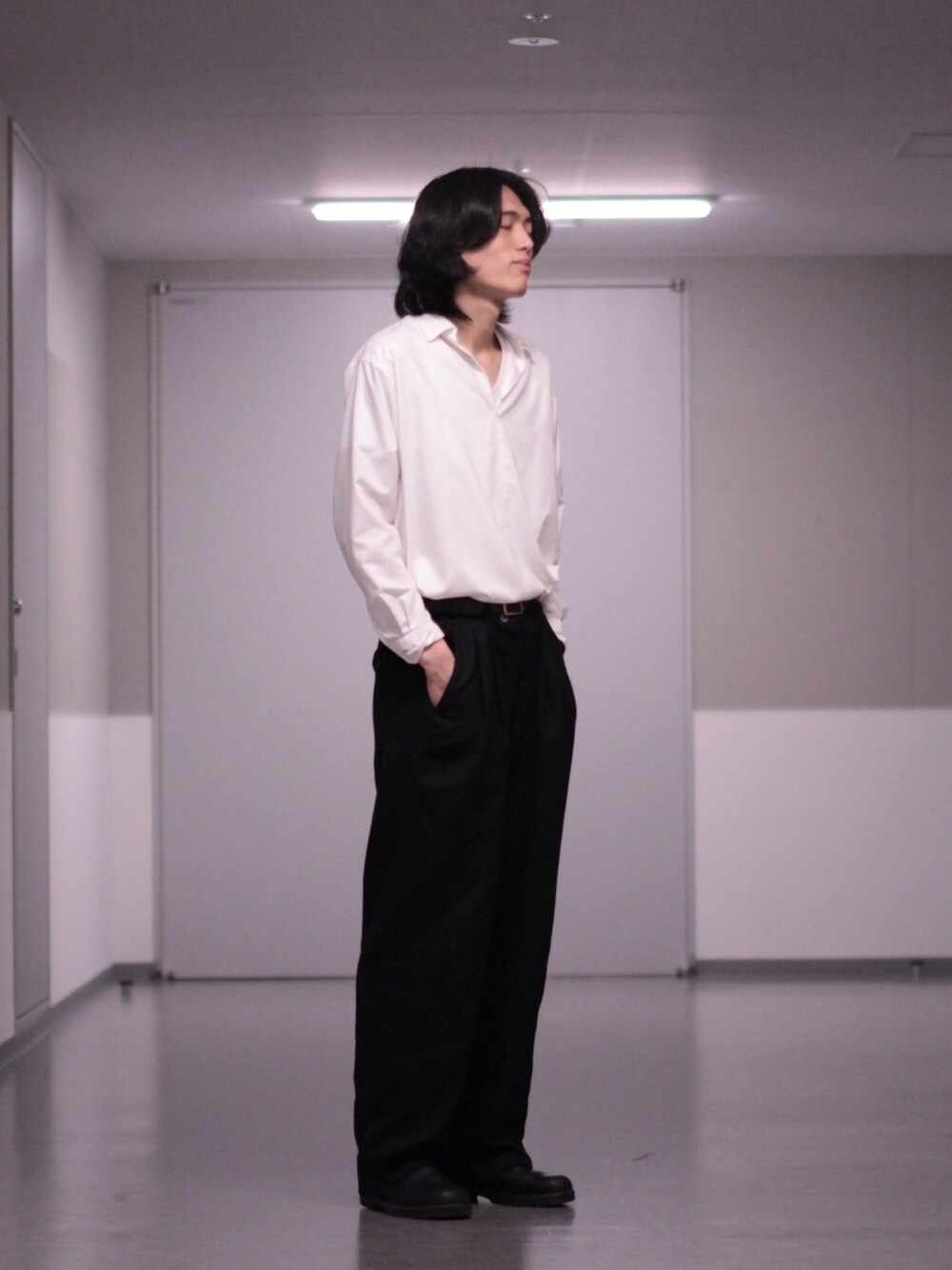 「モード、レトロ、スタッフセンバツ、UNITED TOKYO、オーバーサイズ、ootd、ワイドパンツ、カジュアルコーデ、シャツスタイル、タックイン」｜「UNITED TOKYOのリボーン加工ワイド2タックスラックス（スラックス、ブラック系）」を使った、kimuraさん（メンズ・184cm）の春コーディネートの1枚目の写真