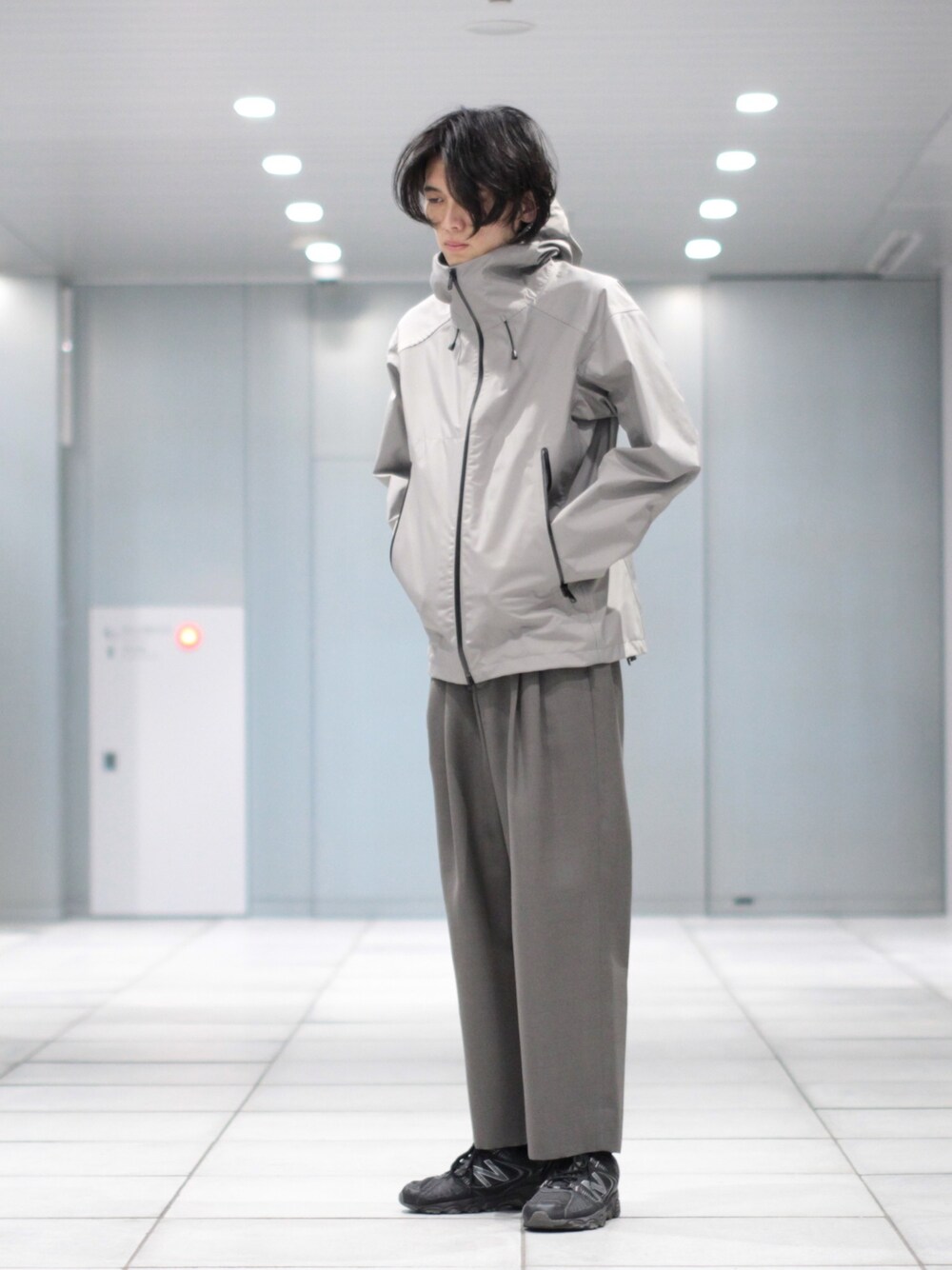 「オトナカジュアル、キレイめ、UNITED TOKYO、スタッフセンバツ」｜「UNITED TOKYOのアイテム（マウンテンパーカー、ベージュ系）」を使った、kimuraさん（メンズ・184cm）の春コーディネートの1枚目の写真
