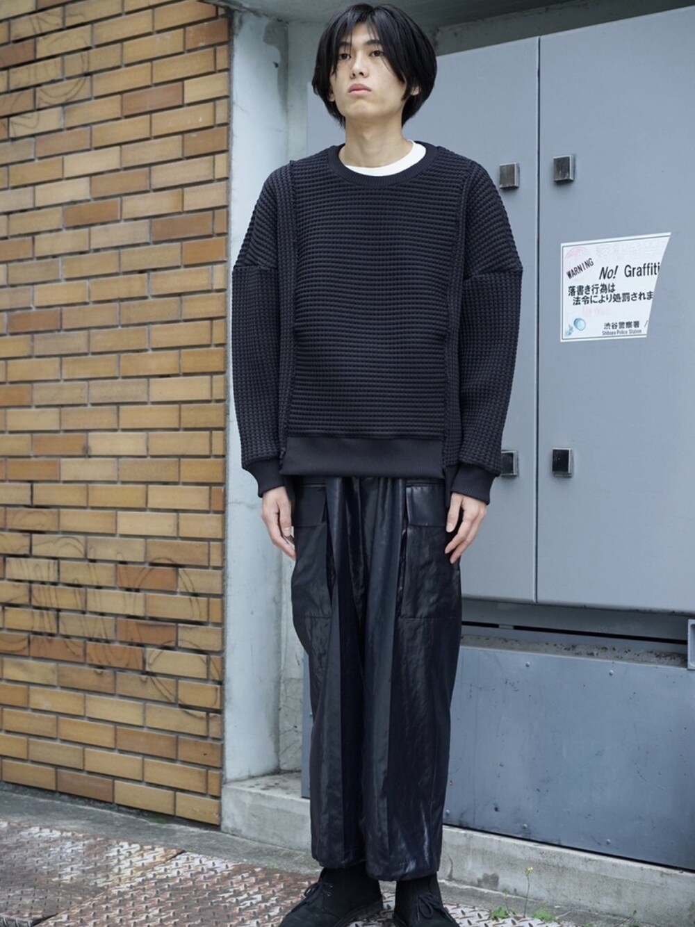 「UNITED TOKYO、おうちファッション、ストリート、オールブラック、オーバーサイズ」｜「UNITED TOKYOの撥水鬼ワッフルオーバーサイズプルオーバー（Tシャツ/カットソー、ブラック系）」を使った、kimuraさん（メンズ・184cm）の春コーディネートの1枚目の写真