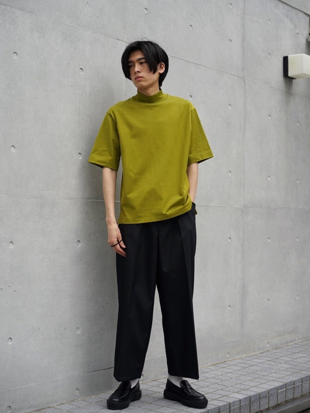 「UNITED TOKYO、シンプル、春コーデ、おうちファッション、大人コーデ」｜「UNITED TOKYOのＧＩＺＡオーバーサイズモックネックＴＥＥ/ビックシルエット/オーバーサイズ（Tシャツ/カットソー、イエロー系）」を使った、kimuraさん（メンズ・184cm）の春コーディネートの1枚目の写真