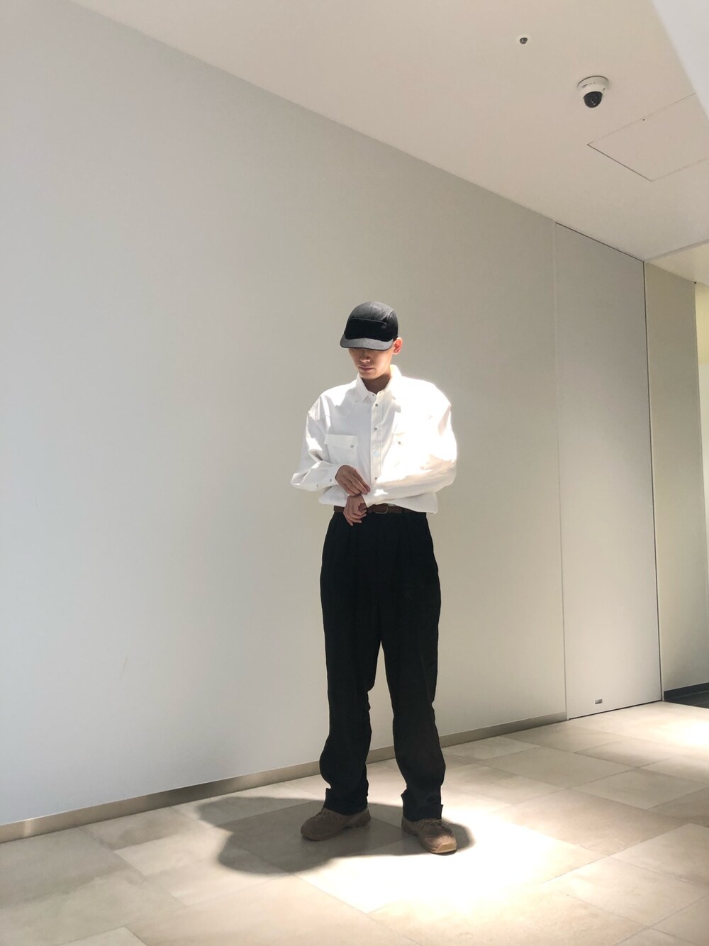 「UNITED TOKYO、モノートーン」｜「UNITED TOKYOのオーバーサイズデニムウエスタンシャツ/ビッグシルエット（シャツ/ブラウス、ホワイト系）」を使った、kimuraさん（メンズ・184cm）の秋コーディネートの1枚目の写真