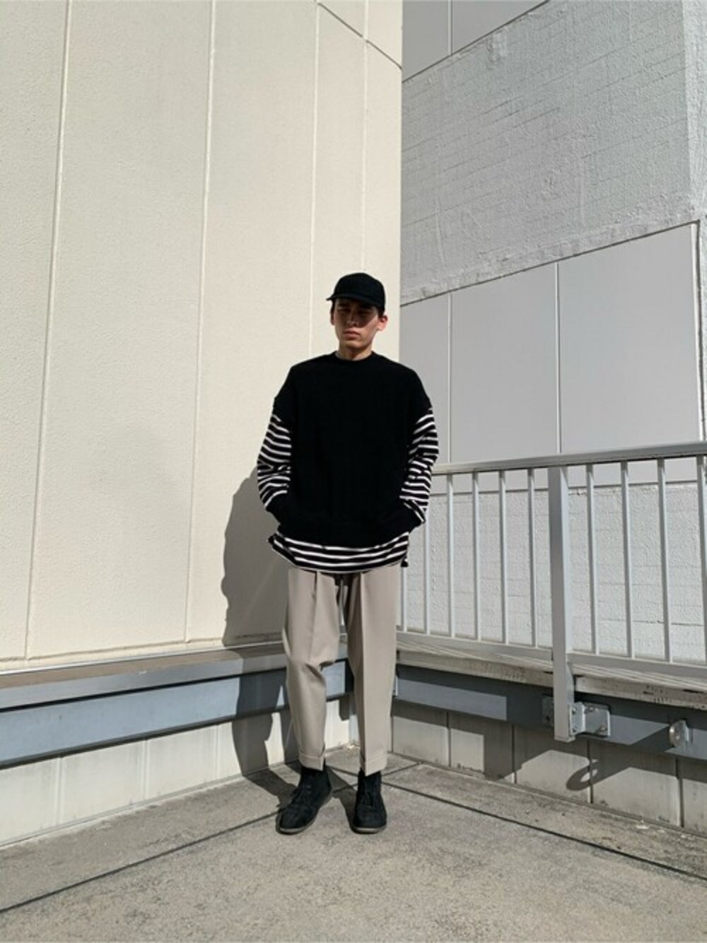「春コーデ」｜「UNITED TOKYOのニットベストドッキングカットソー/オーバーT/2021 SPRING（Tシャツ/カットソー、ブラック系）」を使った、kimuraさん（メンズ・184cm）の冬コーディネートの1枚目の写真