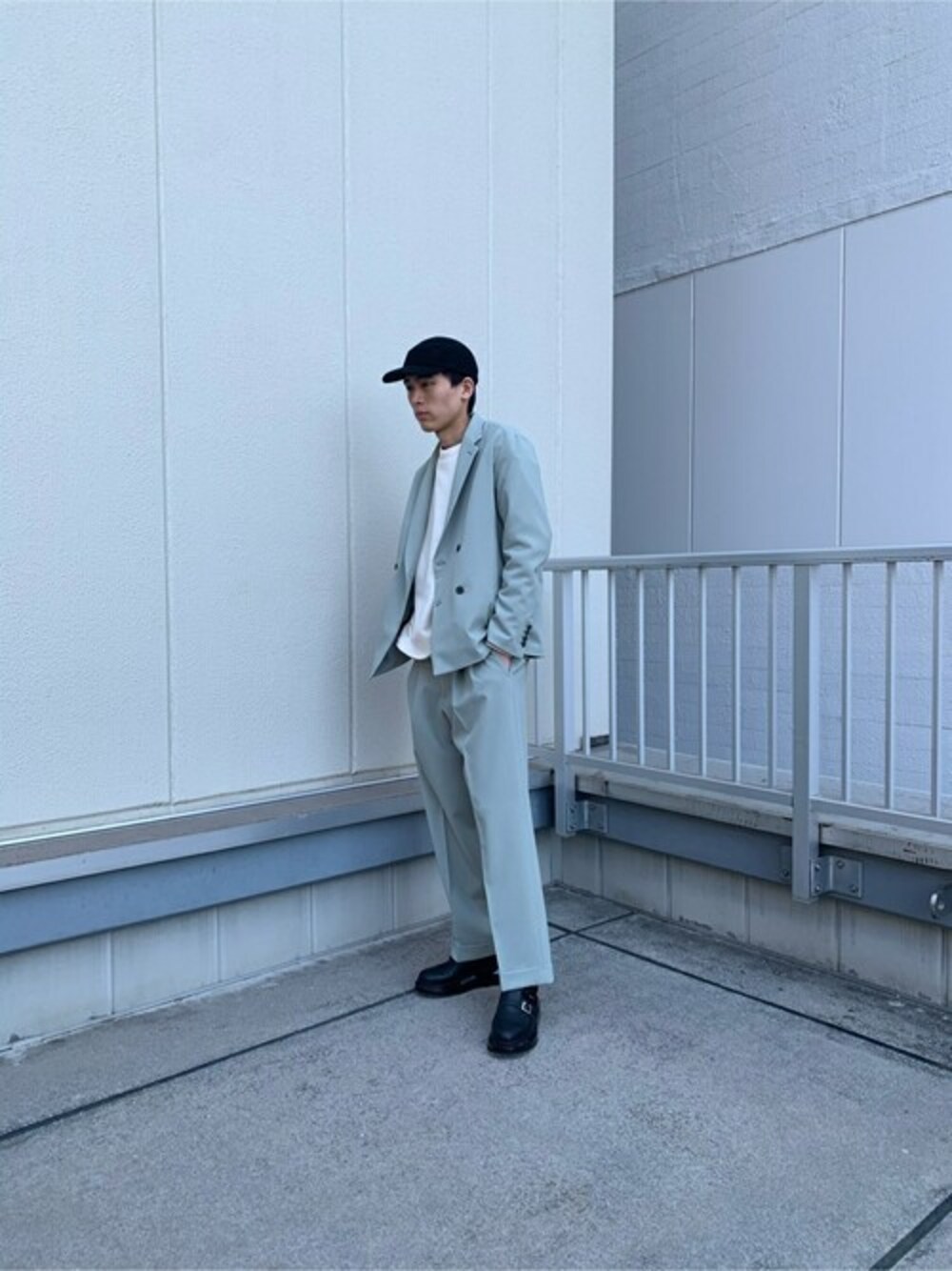 「春コーデ」｜「UNITED TOKYOのrelaction ワイドスラックス/セットアップ（スラックス、ベージュ系）」を使った、kimuraさん（メンズ・184cm）の春コーディネートの1枚目の写真