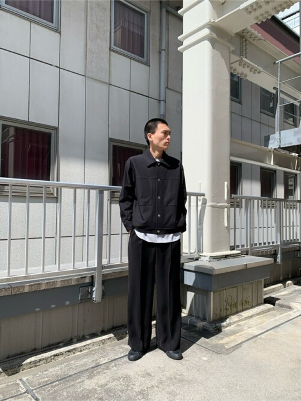 「UNITED TOKYOのドレープワイドフレアパンツ（スラックス、ブラック系）」を使った、kimuraさん（メンズ・184cm）の春コーディネートの1枚目の写真