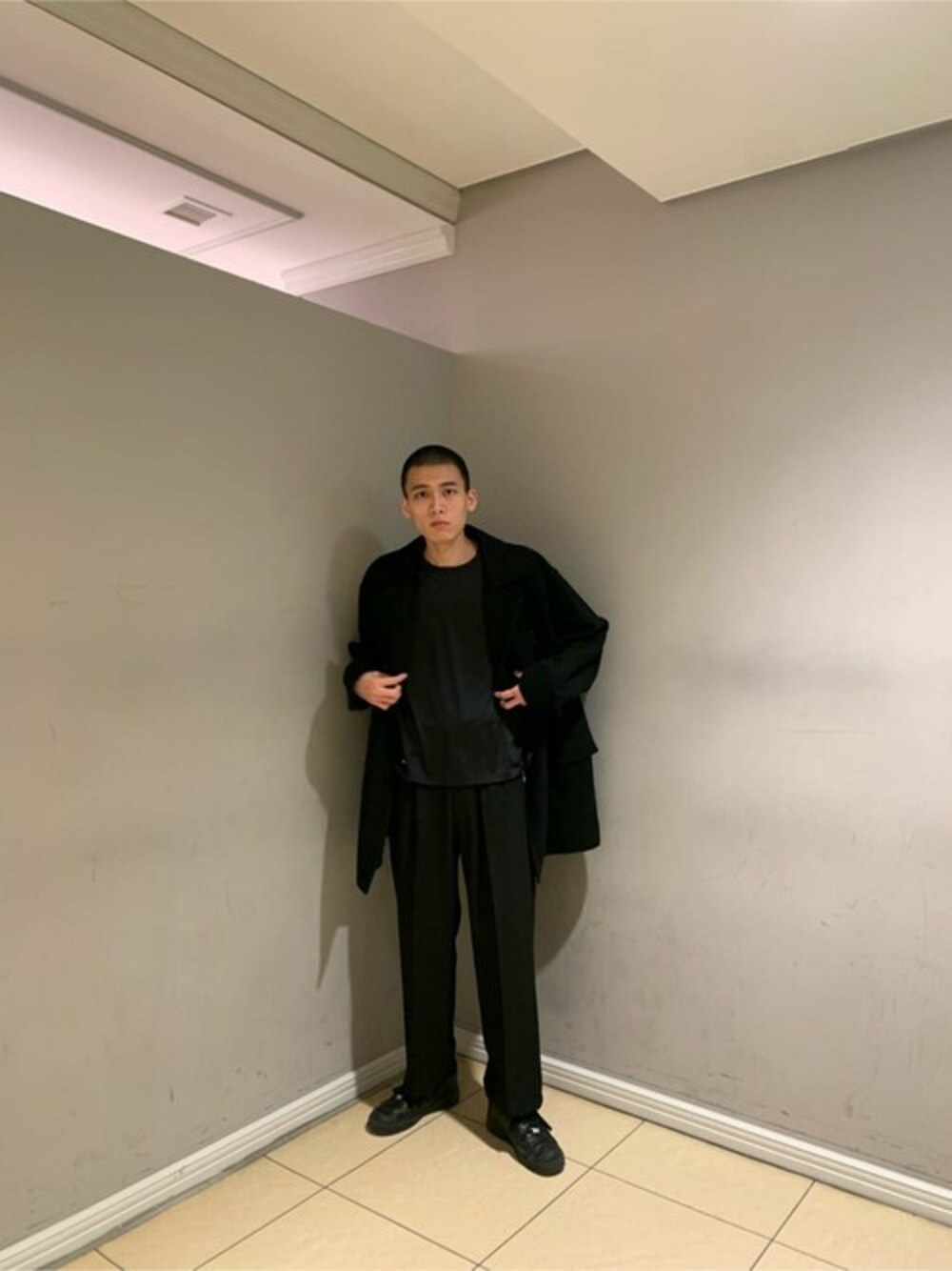 「CITY TOKYOのオーバーサイズウールPコート（ピーコート、ブラック系）」を使った、kimuraさん（メンズ・184cm）の冬コーディネートの1枚目の写真