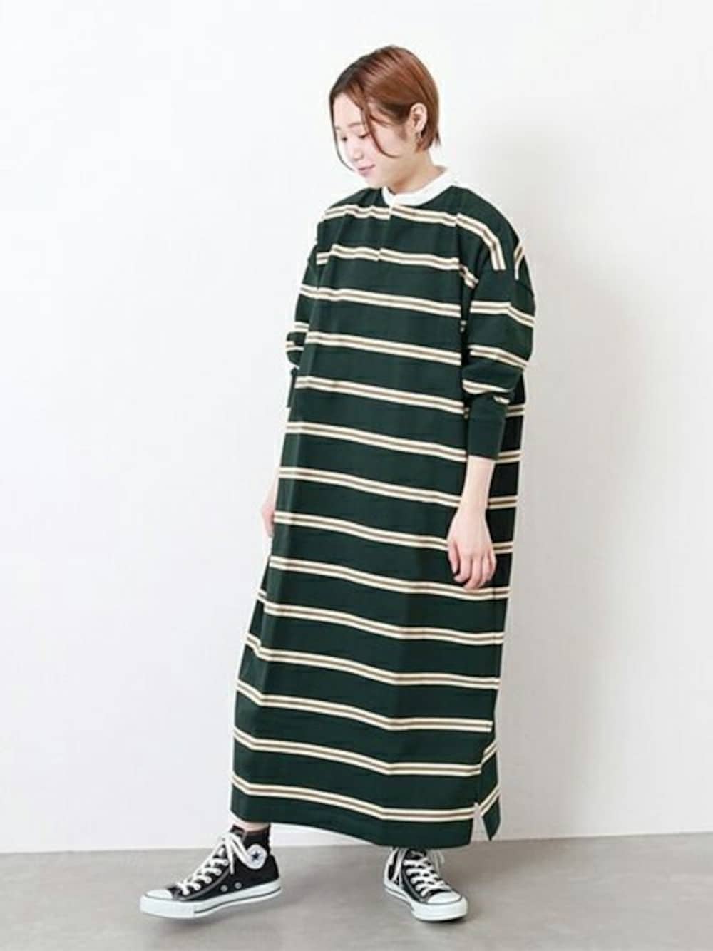 グリーン系のワンピースを着用したレディースの夏コーディネートの1枚目の写真