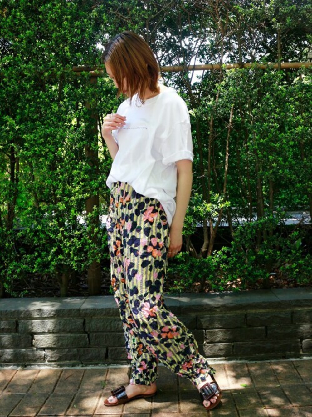 ホワイト系のTシャツ/カットソーを着用したレディースの春コーディネートの1枚目の写真