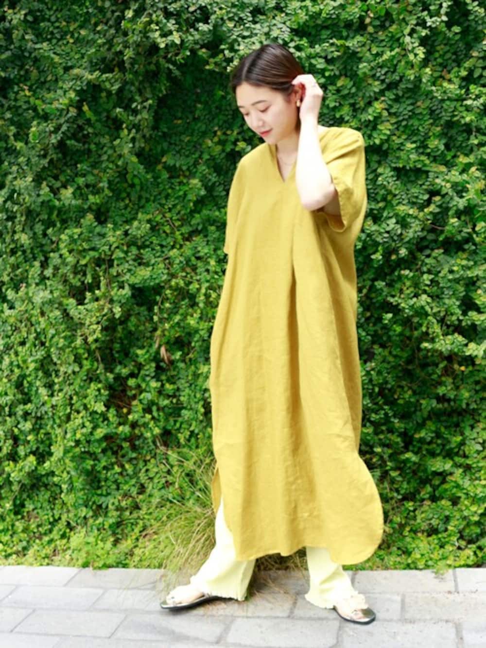 イエロー系のワンピース、イエロー系のその他パンツ、シルバー系のサンダルを着用したレディースの夏コーディネートの1枚目の写真