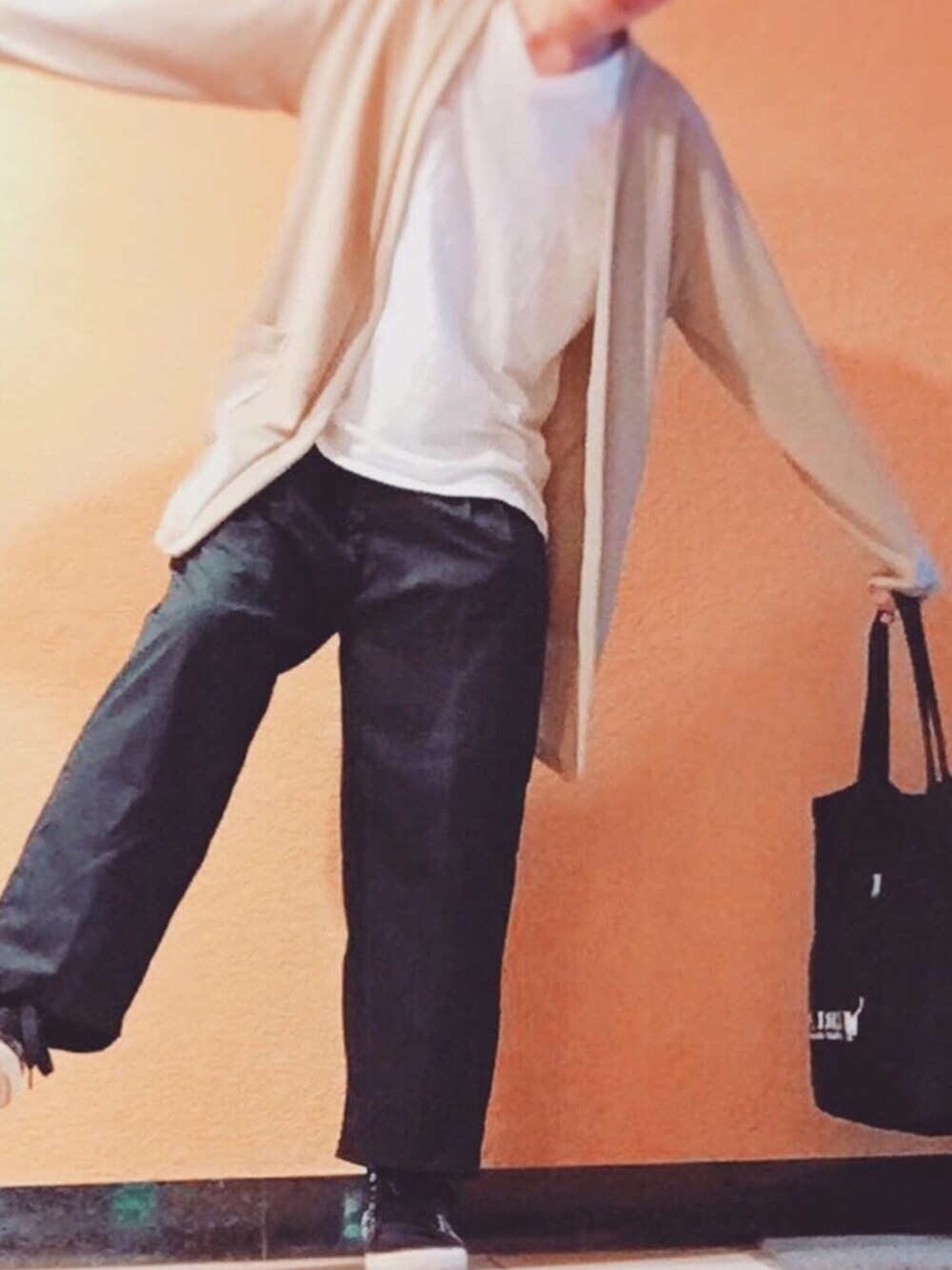「大学生、ワイドパンツ、ロングカーディガン、プチプラ、WEGO、adidas、トートバッグ、ゆるコーデ、ラクチンコーデ、Aライン」｜「SPINNSの去年買ったワイドパンツ（パンツ、ブラック系）」を使った、ふくろーさん（メンズ・180cm）の秋コーディネートの1枚目の写真