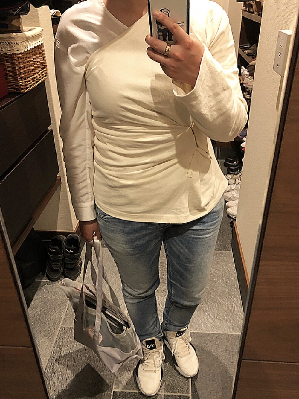 「Littlesuzie、春コーデ、ロンT、オフホワイト、デニム、ジーパン、Diesel、Y-3、スニーカー、スニーカーコーデ」｜「littlesuzieのアイテム（Tシャツ/カットソー、ベージュ系）」を使った、akさん（レディース・158cm）の夏コーディネートの1枚目の写真