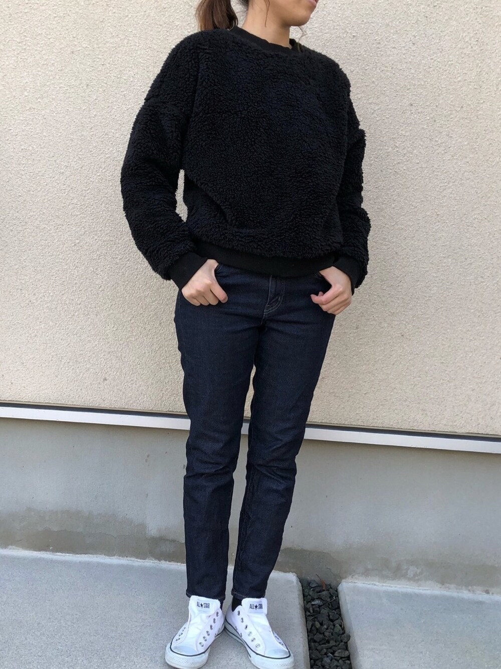 「ボア、ママコーデ、2018マイベストコーデ、ボアフリースプルオーバー、ハイライズシガレットジーンズ、UNIQLO、全身ユニクロ、コンバース、シンプル、パンツスタイル」｜「UNIQLOのハイライズシガレットジーンズ（デニムパンツ、ブルー系）」を使った、𝚔𝚘さん（レディース・160cm）の冬コーディネートの1枚目の写真