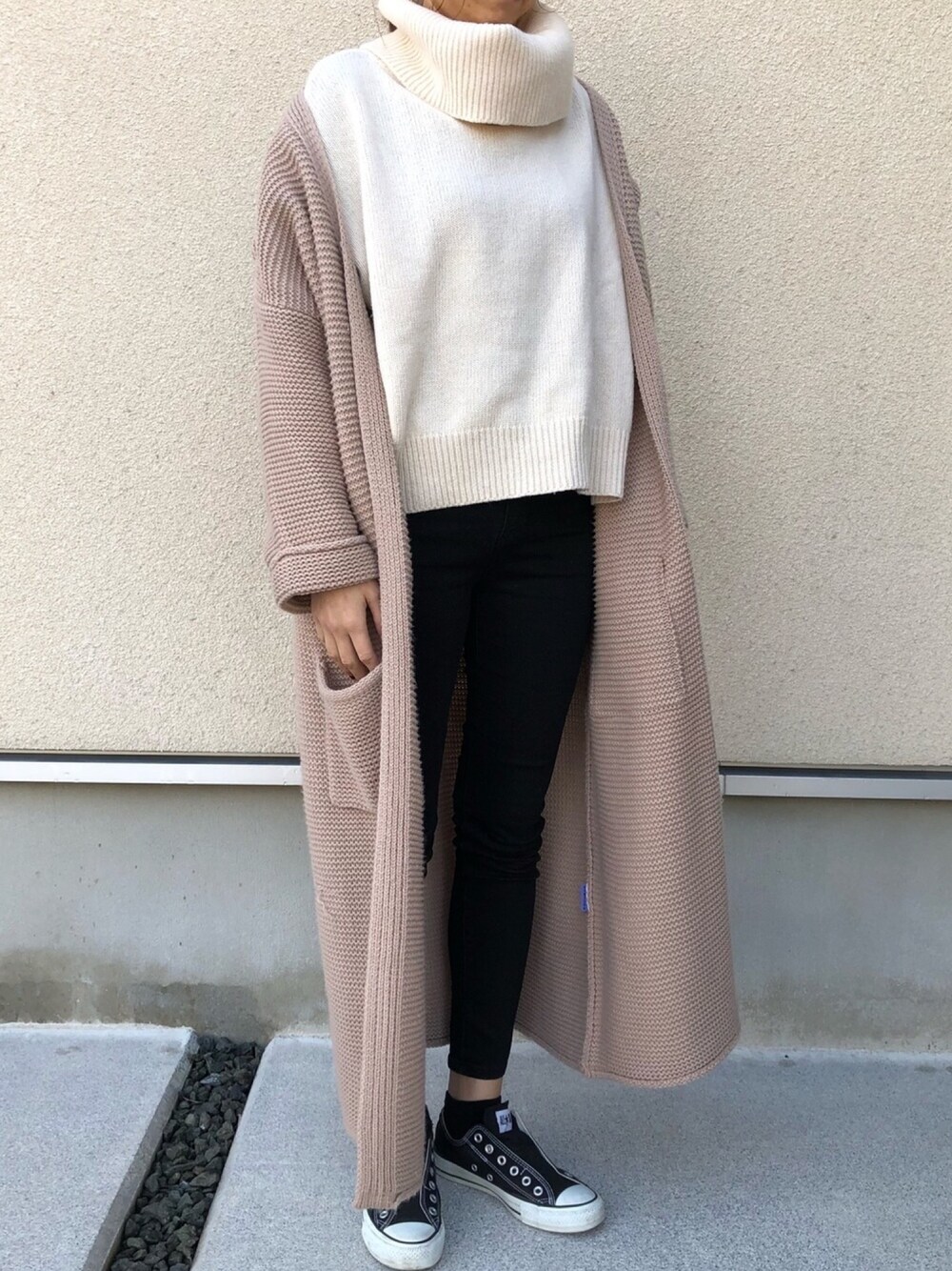 「2018マイベストコーデ、シンプルコーデ、ママコーデ、おしゃれさんと繋がりたい、コンバース、Bershka、スキニーパンツ、アーバンリサーチ、ガウン、ママファッション」｜「URBAN RESEARCHのUR 袖ボリュームニット（ニット/セーター、ホワイト系）」を使った、𝚔𝚘さん（レディース・160cm）の冬コーディネートの1枚目の写真