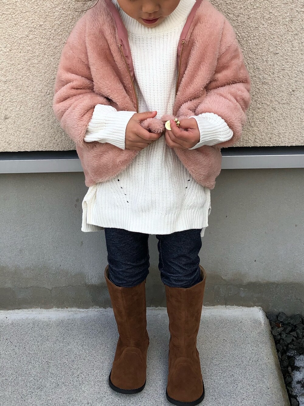 「キッズファッション、おんなのこ、娘コーデ、グローバルワーク(GLOBAL WORK)、3歳、女の子、女の子コーデ、バースデイ、プティマイン、大晦日」｜「petit mainのロング丈スウェードブーツ（ブーツ、ブラウン系）」を使った、𝚔𝚘さん（キッズ・100cm）の冬コーディネートの1枚目の写真