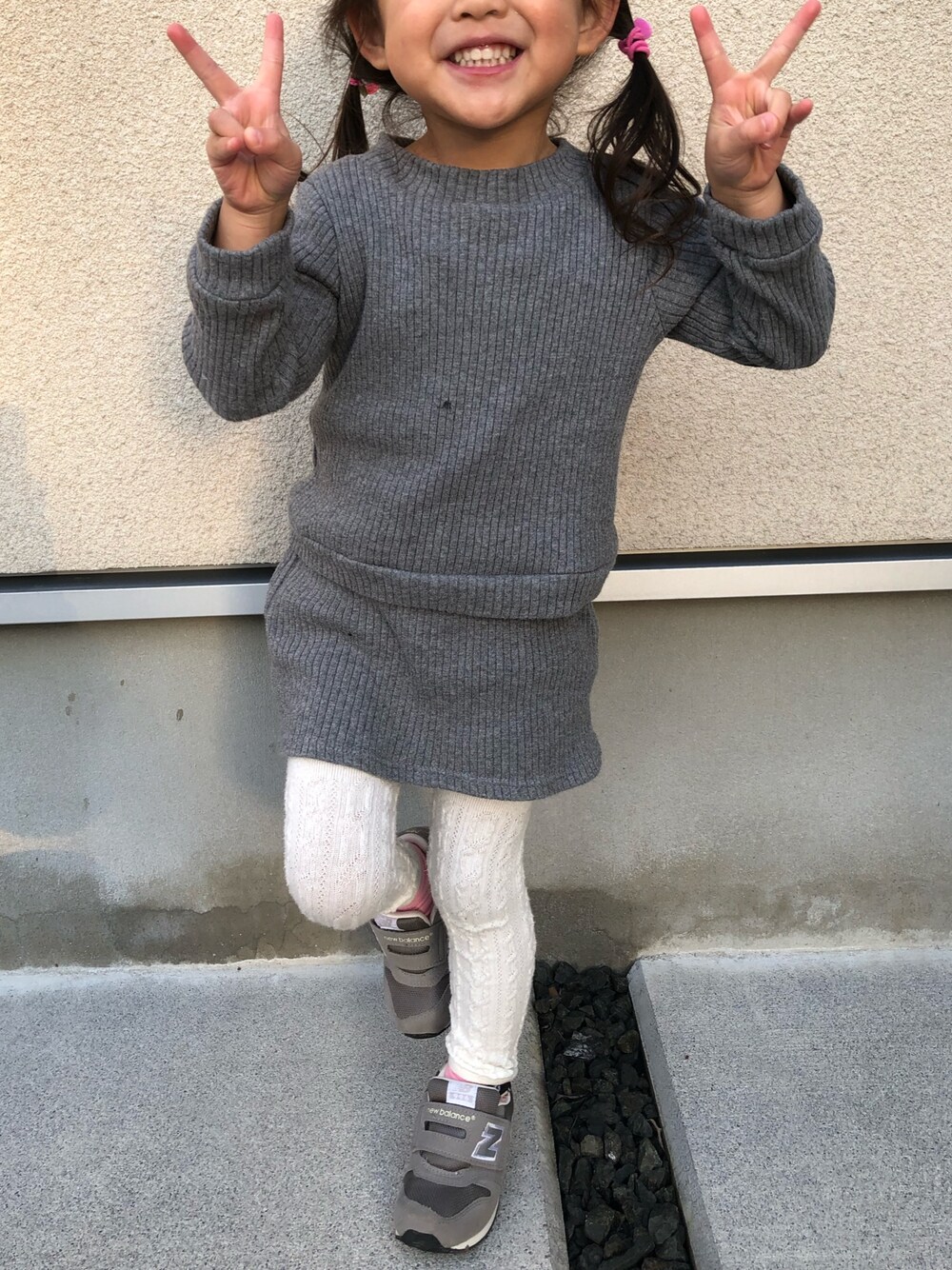 「あけましておめでとうございます！、kids、女の子、キッズコーデ、グローバルワーク(GLOBAL WORK)、セットアップ、UNIQLO、ケーブルタイツ、むすこーで、むすめ服」｜「GLOBAL WORKのキッズ【一部店舗限定】ワイドリブセットアップ/731862（スカート、グレー系）」を使った、𝚔𝚘さん（キッズ・100cm）の冬コーディネートの1枚目の写真
