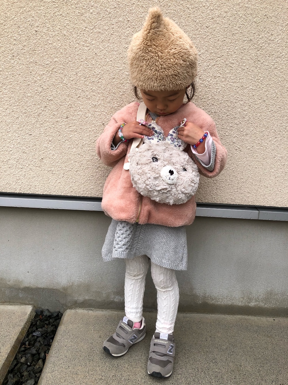 「キッズファッション、女の子、プチプラ、UNIQLO、無印良品、ニットワンピース、おんなのこ、ニューバランス、バースデイ、ボアジャケット」｜「no brandのアイテム（ショルダーバッグ、ベージュ系）」を使った、𝚔𝚘さん（キッズ・100cm）の冬コーディネートの1枚目の写真