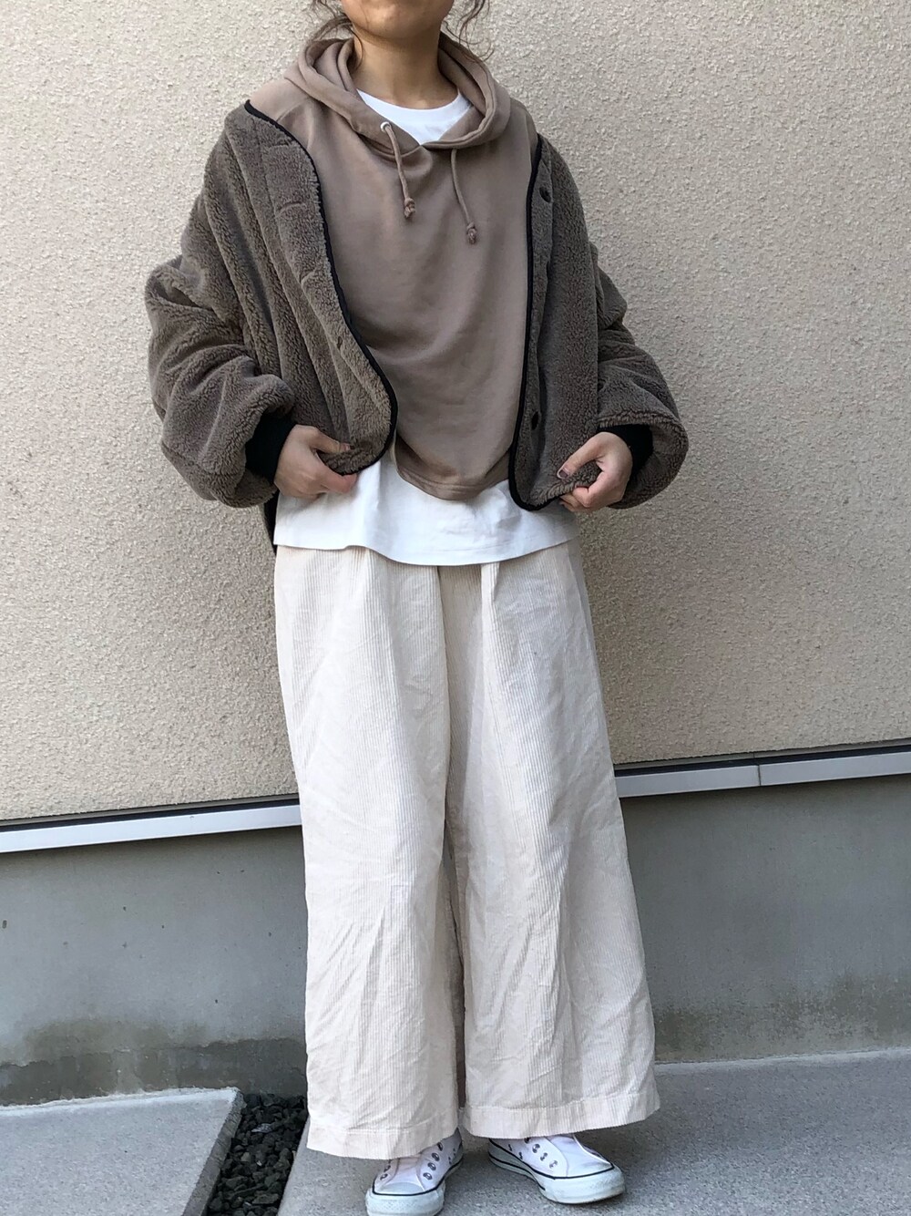 「大人カジュアル、だぼだぼ、シンプルコーデ、ラクチンコーデ、コンバース、ベージュ、ボアブルゾン、ボア、ボアジャケット、コーデュロイ」｜「しまむらのアイテム（パーカー、ベージュ系）」を使った、𝚔𝚘さん（レディース・160cm）の冬コーディネートの1枚目の写真