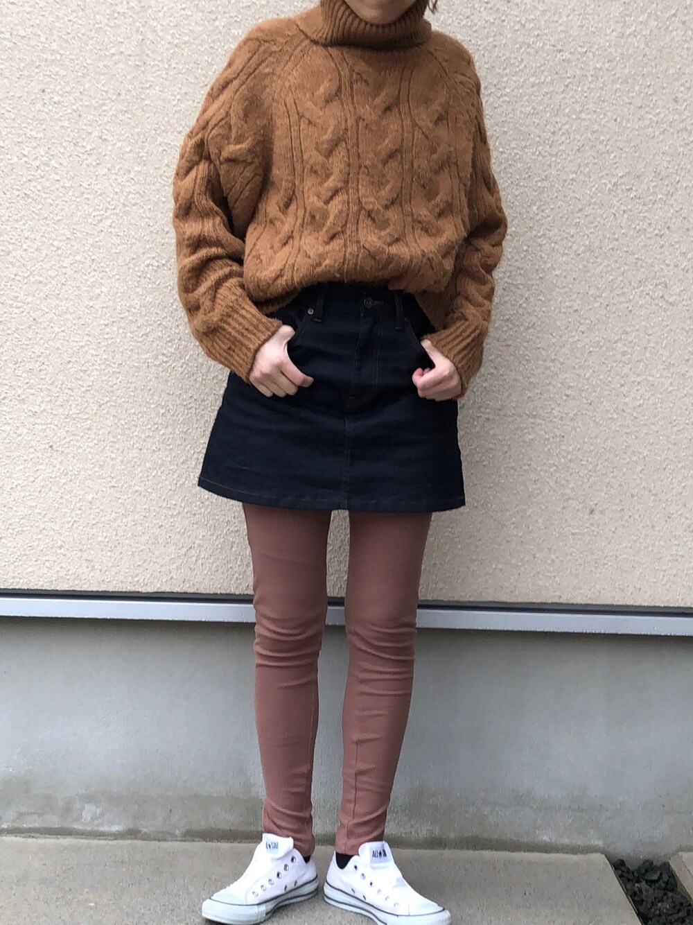 「チョコ色に染まれ、プチプラ、デニムスカート、ミニスカート、ブラウン、デニム、UNIQLO、ママコーデ、ハイネック、シンプル」｜「GUのアイテム（ニット/セーター、ブラウン系）」を使った、𝚔𝚘さん（レディース・160cm）の冬コーディネートの1枚目の写真