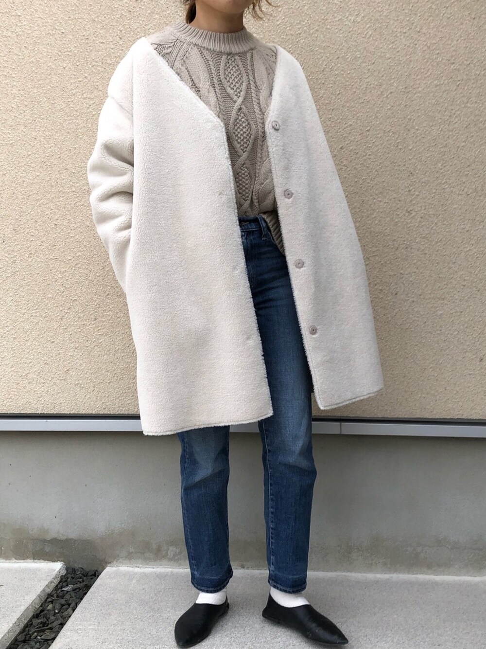 「モノトーン派？カラーコーデ派？、チョコ色に染まれ、パンツスタイル、UNIQLO、ラクチンコーデ、ケーブルニット、デニム、春コーデ、ボア、シロソックス」｜「LOWRYS FARMの３Ｇケーブルハイネックショート　821682（ニット/セーター、ベージュ系）」を使った、𝚔𝚘さん（レディース・160cm）の冬コーディネートの1枚目の写真