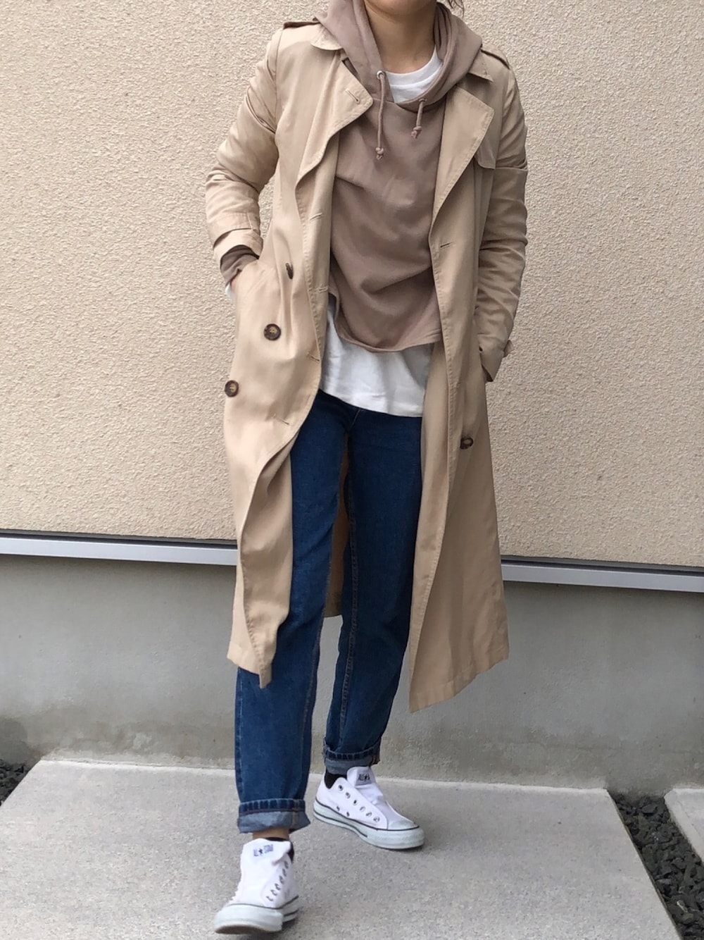 「お気に入りの服でデートに行こう、シンプルコーデ、トレンチコート、マムジーンズ、大人カジュアル、パーカー、スニーカー、ベージュ、はるコーデ、スウェットパーカー」｜「しまむらのアイテム（パーカー、ベージュ系）」を使った、𝚔𝚘さん（レディース・160cm）の冬コーディネートの1枚目の写真