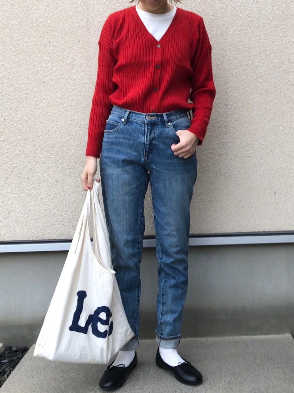 「レイヤードstyle、zozoデニム、テーパードパンツ、デニム、カジュアルコーデ、大人カジュアル、赤、春コーデ、バレエシューズ、カーディガン」｜「fifthのシンプルロンT（Tシャツ/カットソー、ホワイト系）」を使った、𝚔𝚘さん（レディース・160cm）の冬コーディネートの1枚目の写真