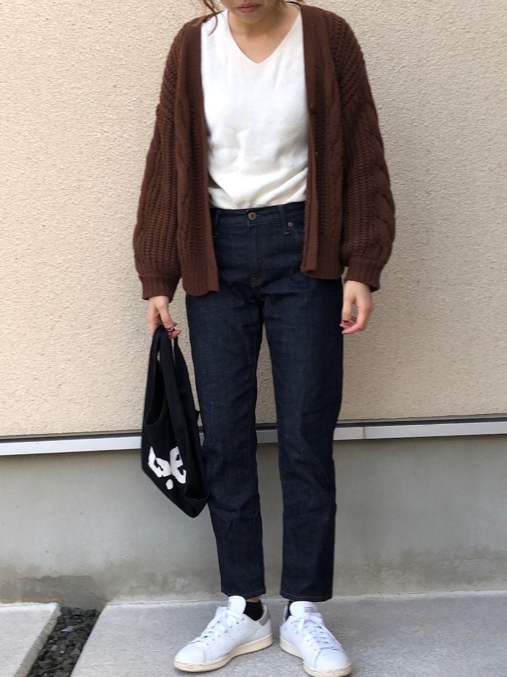 「レイヤードstyle、オトナカジュアル、スニーカーコーデ、スタンスミス、はるコーデ、カジュアル、UNIQLO、デニム、ママコーデ、カーディガン」｜「UNIQLOのコットンカシミヤVネックセーター（長袖）（ニット/セーター、ホワイト系）」を使った、𝚔𝚘さん（レディース・160cm）の冬コーディネートの1枚目の写真