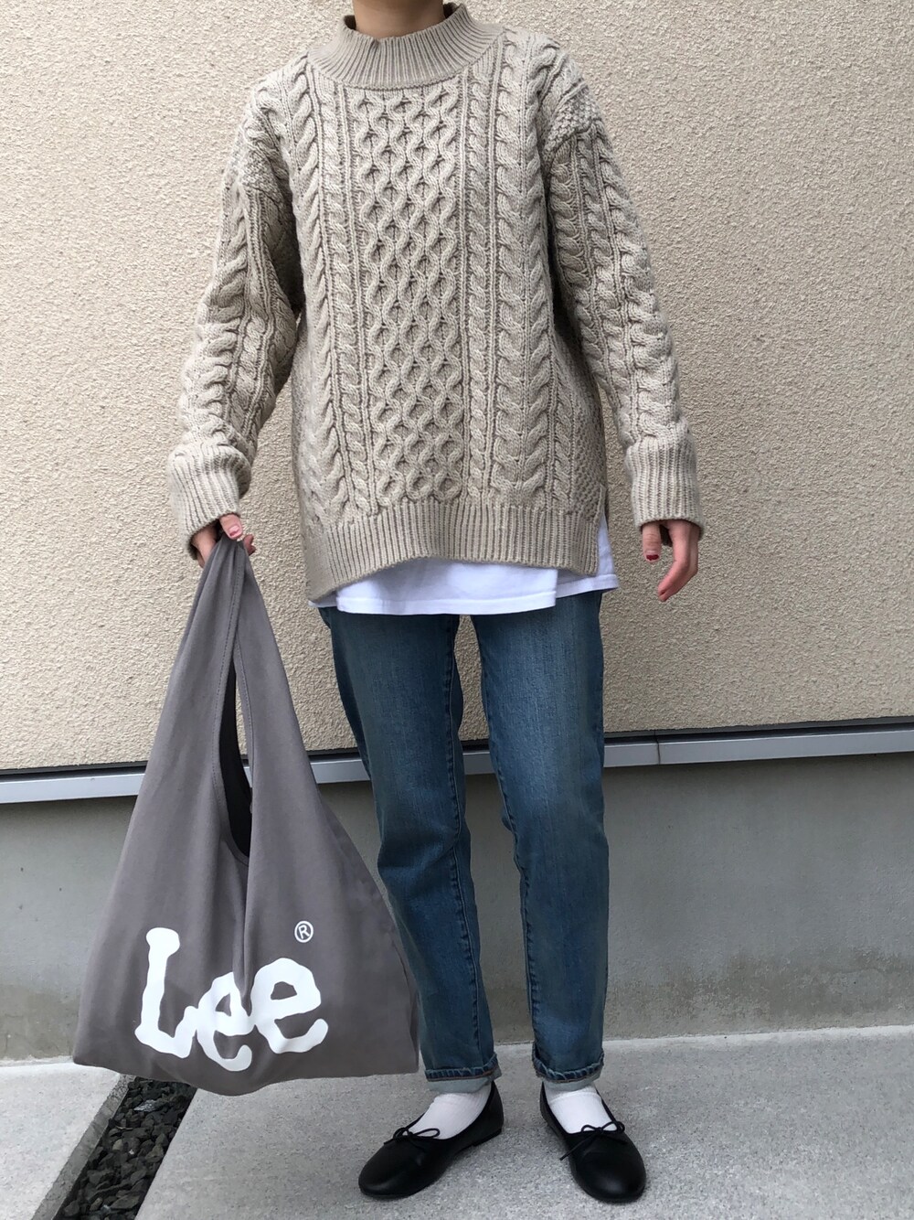 「レイヤードstyle、シンプルコーデ、はるコーデ、zozoデニム、パンプス、シロソックス、デニム、ケーブルニット、ベージュ、ママコーデ」｜「LOWRYS FARMの３Ｇケーブルハイネック　805094（ニット/セーター、ベージュ系）」を使った、𝚔𝚘さん（レディース・160cm）の冬コーディネートの1枚目の写真