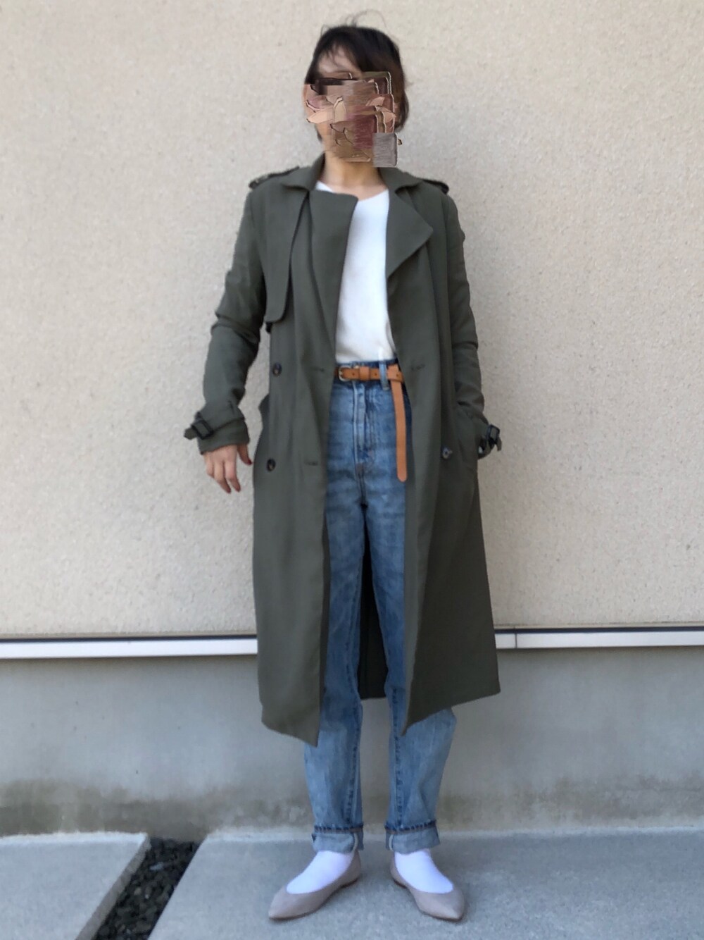 「春、トレンチコート、パンツスタイル、デニム、和紙でにむ、マシュマロパンプス、パンプス、GU、ユニクロ、カーキアウター」｜「UNIQLOのコットンカシミヤVネックセーター（長袖）（ニット/セーター、ホワイト系）」を使った、𝚔𝚘さん（レディース・160cm）の春コーディネートの1枚目の写真