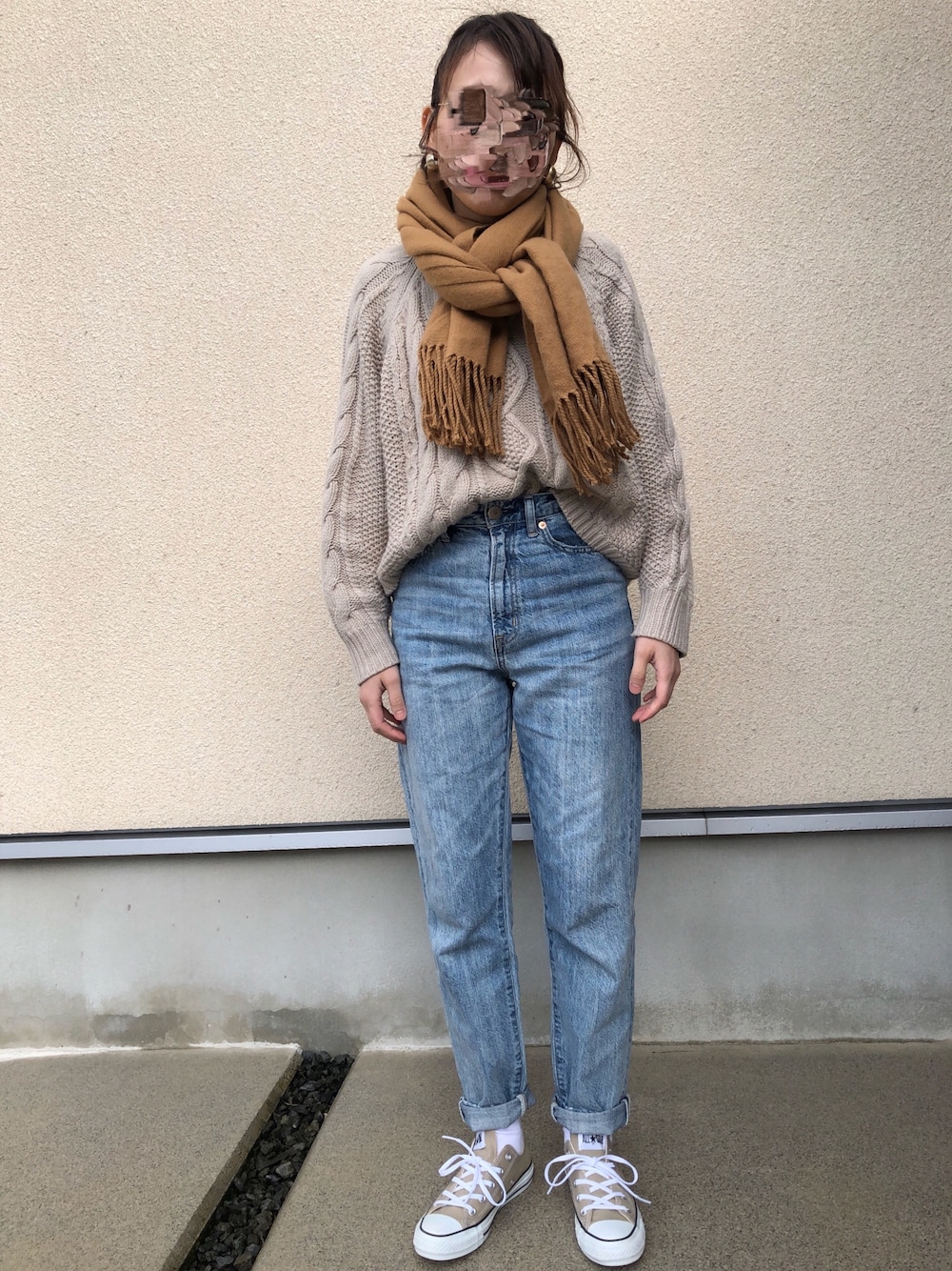 「パステル映える春、春、パンツスタイル、テーパードパンツ、スニーカー、ベージュ、ケーブルニット、春コーデ、はるコーデ、コンバース」｜「Jenny BY IMMANOELのメタルフープピアス（ピアス（両耳用）、ゴールド系）」を使った、𝚔𝚘さん（レディース・160cm）の春コーディネートの1枚目の写真